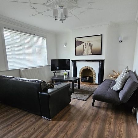 The Crescent, 3 Bed House With 2-3 Parking Spaces, Great For Contractors And Family Greenhithe 외부 사진