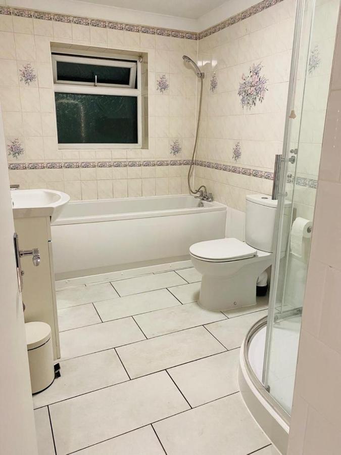 The Crescent, 3 Bed House With 2-3 Parking Spaces, Great For Contractors And Family Greenhithe 외부 사진